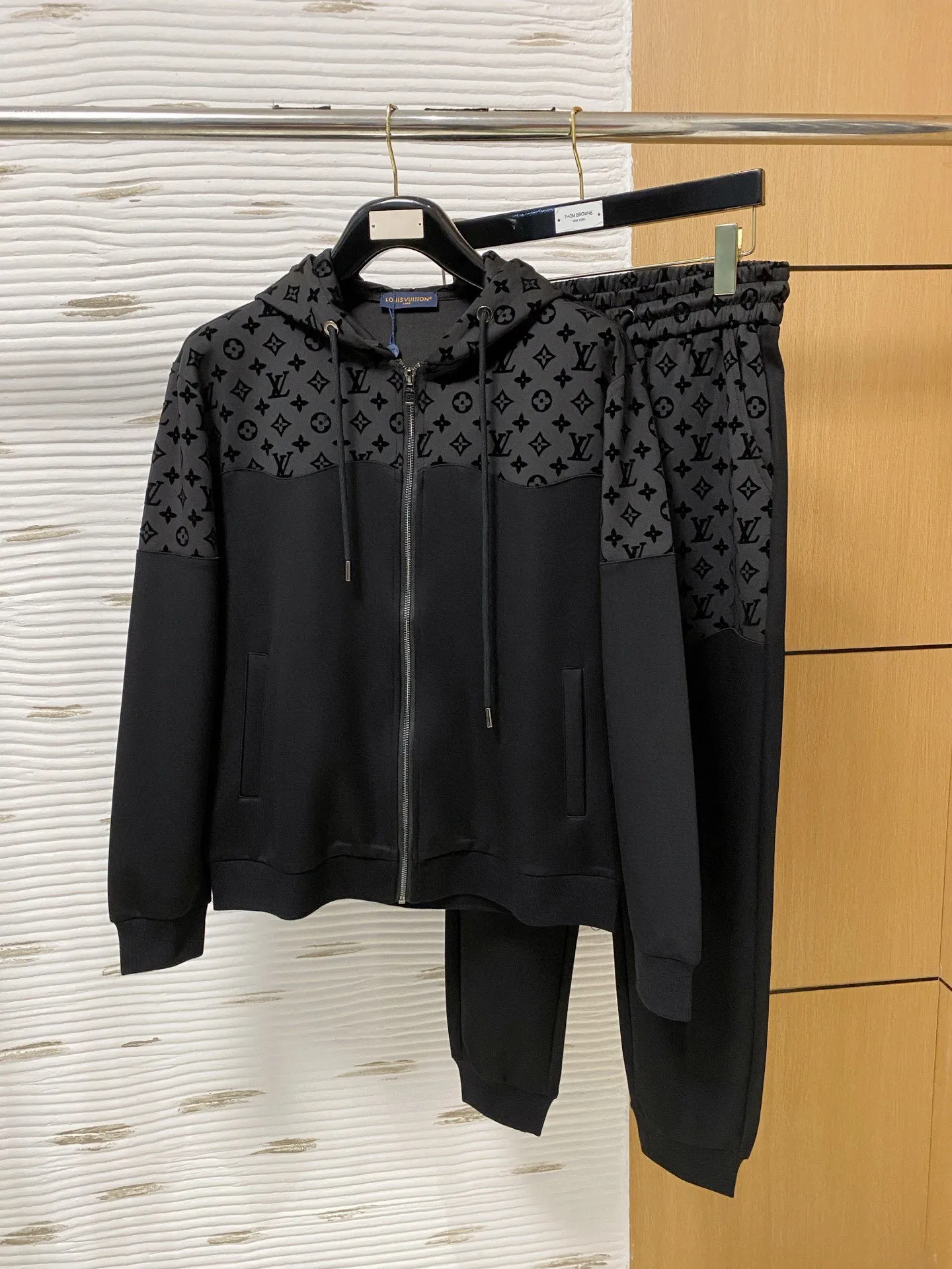 🅿️720 [LV Louis Vuitton] hot-selling suit is coming. Focus on the original version of the official website. 2025 new hot-selling cardigan and sweatshirt suit. The original order is the best. 🇭🇰The meticulous work of top designers. It has a fitting and perfect upper body effect. All-natural high-quality Tencel Roman cotton 100%, close-fitting comfort, noble and elegant! Original hardware embodies elegance and nobility! Counter size: M-3XL (maximum wear up to 190 pounds)